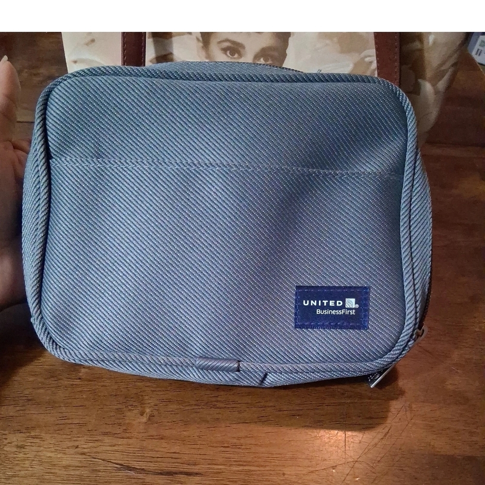 Gray Toiletry Bag with Durable Fabric and Minimalist Design